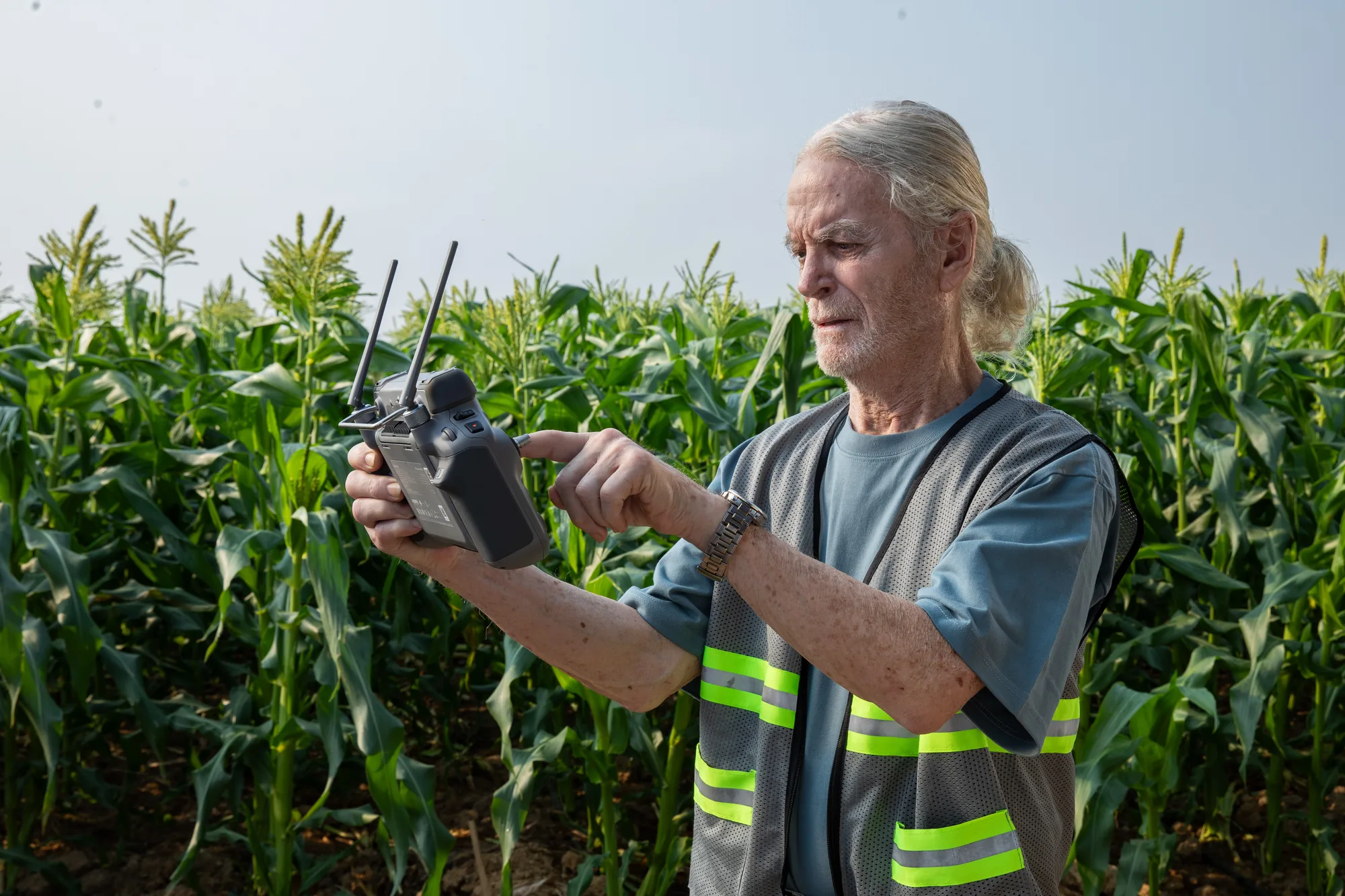 Piloto operando un dron agrícola desde el control remoto